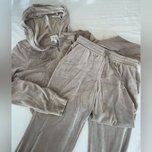 NWOT Hippie Rose 2 Piece Velour Leisure Set Neutral Beige Color Size Medium